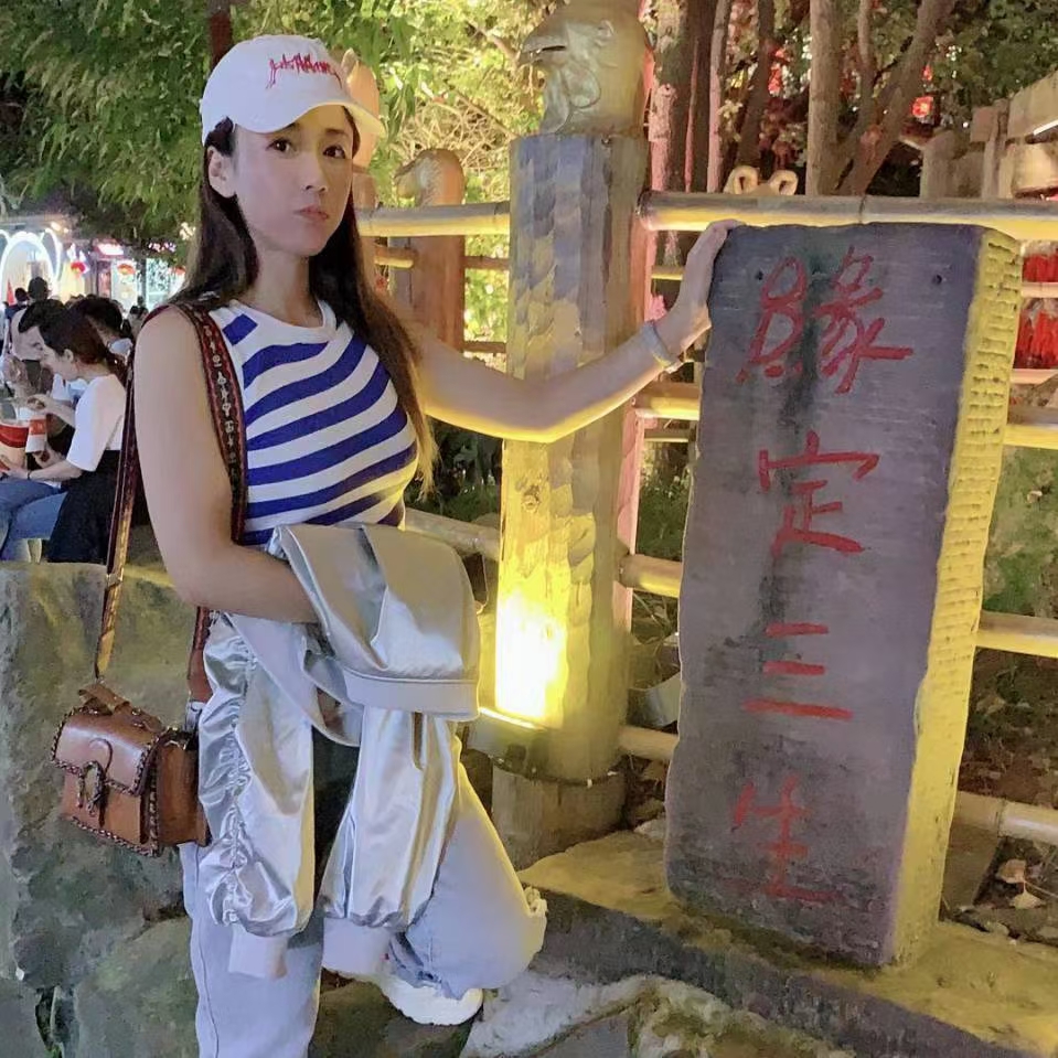 体验北门会一字马的媛媛